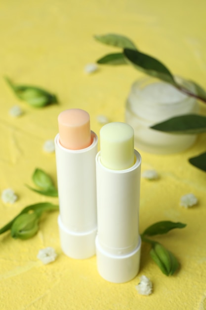 Conceito de cosmético de cuidado facial ecológico em plano de fundo texturizado amarelo