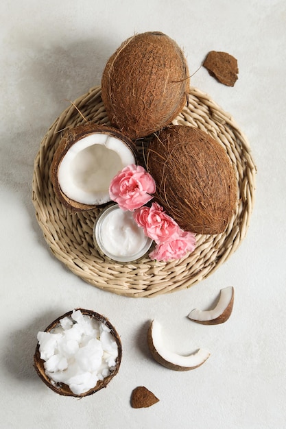 Conceito de cosméticos de coco para acessórios de cuidados com a pele e corpo