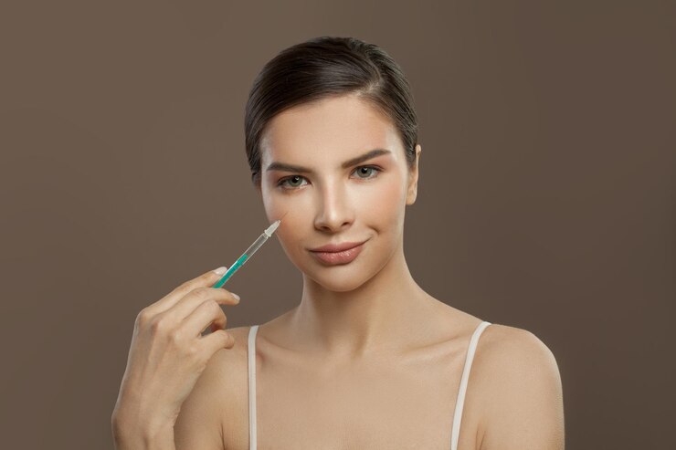 Conceito de cosmetologia e cirurgia estética facial feminina e de injecção por seringa