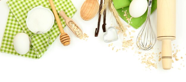 Conceito de cozimento Ingredientes básicos de cozimento e utensílios de cozinha isolados em branco