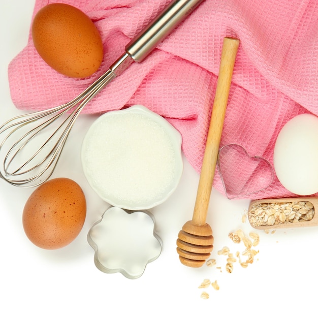 Conceito de cozimento Ingredientes básicos de cozimento e utensílios de cozinha isolados em branco
