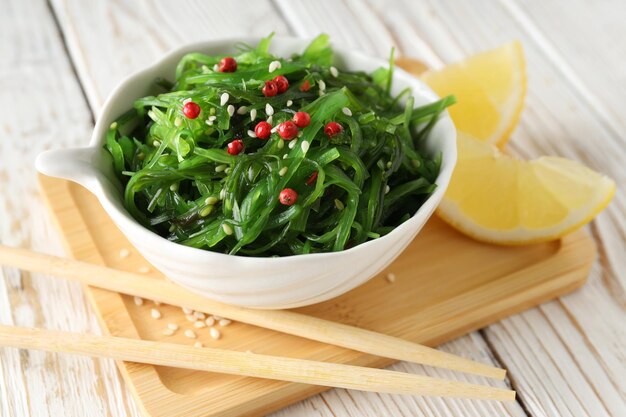 Conceito de cozinha japonesa Chuka salada close-up