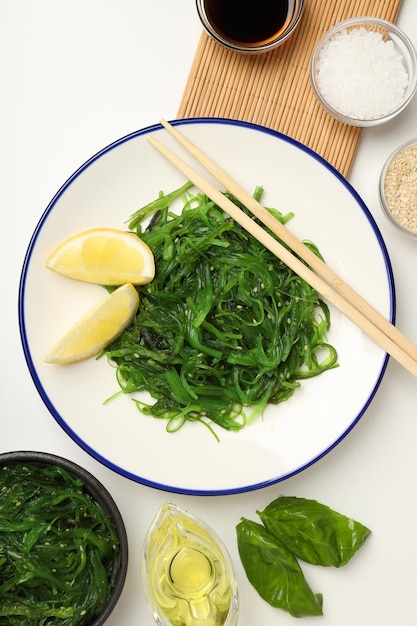 Conceito de cozinha japonesa Chuka salada vista superior