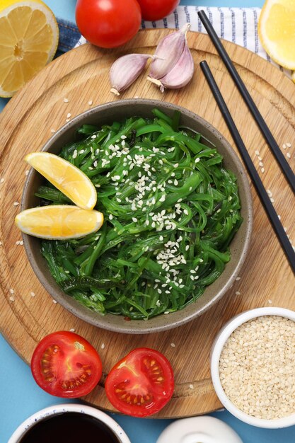 Conceito de cozinha japonesa Chuka salada vista superior