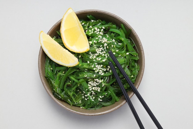 Conceito de cozinha japonesa Chuka salada vista superior