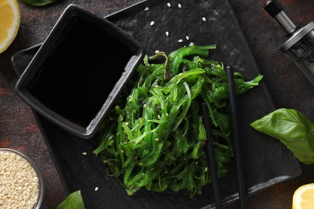 Conceito de cozinha japonesa Chuka salada vista superior