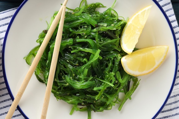 Conceito de cozinha japonesa Chuka salada vista superior