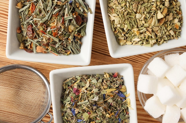 Conceito de cozinhar chá com diferentes tipos de chá em fundo de madeira