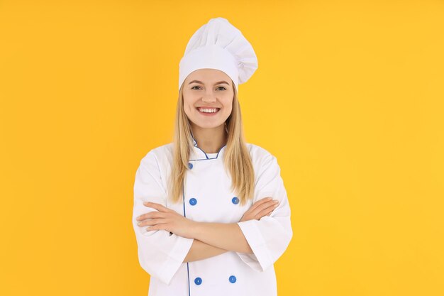 Conceito de cozinhar com jovem em fundo amarelo