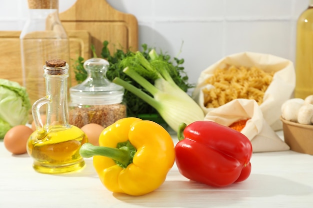 Conceito de cozinhar com pimentão na mesa de madeira branca