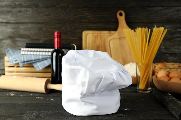 Conceito de cozinhar comida com chapéu de chef