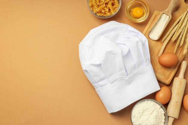 Conceito de cozinhar comida com espaço de chapéu de chef para texto