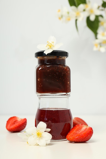 Conceito de cozinhar geléia de morango comida saborosa e doce