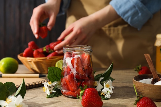 Conceito de cozinhar geléia de morango comida saborosa e doce