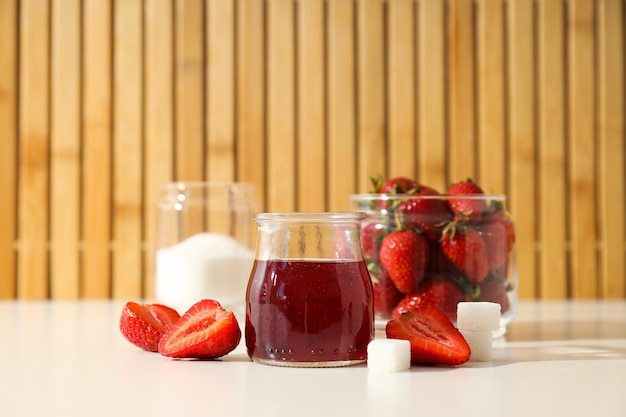 Conceito de cozinhar geléia de morango comida saborosa e doce