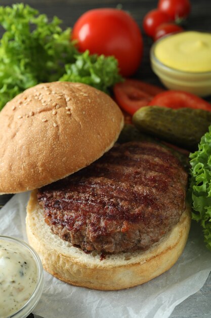 Foto conceito de cozinhar hambúrguer com ingredientes de hambúrguer, closeup