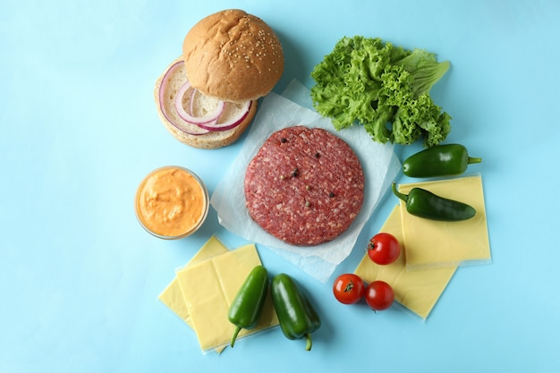 Conceito de cozinhar hambúrguer em fundo azul