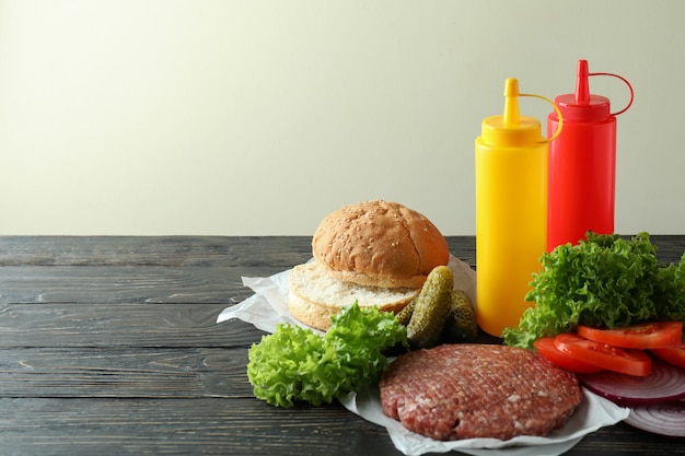 Conceito de cozinhar hambúrguer na mesa de madeira