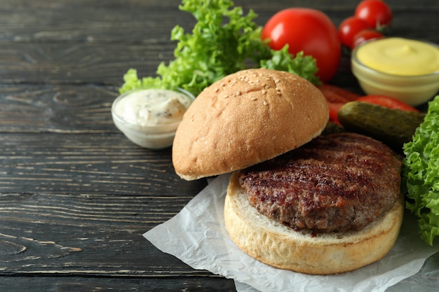 Foto conceito de cozinhar hambúrguer na mesa de madeira