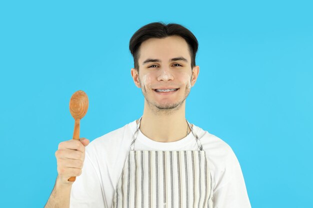 Conceito de cozinhar jovem chef em fundo azul