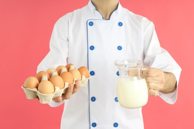 Conceito de cozinhar jovem chef masculino com leite e ovos