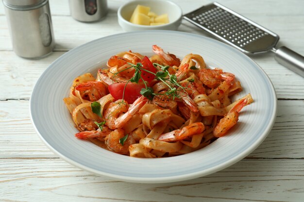 Conceito de cozinhar macarrão de camarão na mesa de madeira branca