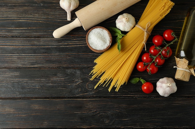 Conceito de cozinhar macarrão saboroso em madeira