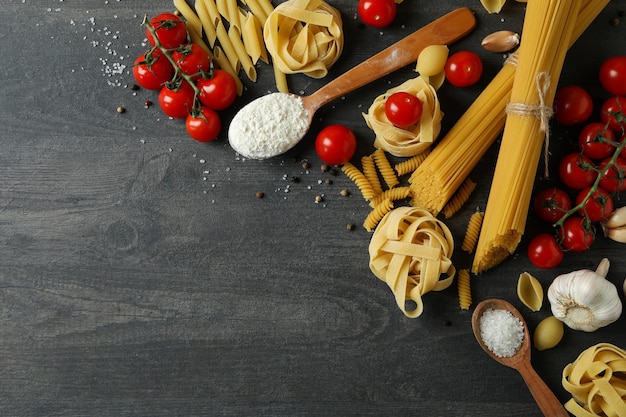 Conceito de cozinhar massas saborosas em madeira escura