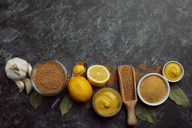 Conceito de cozinhar mostarda em fundo preto esfumaçado