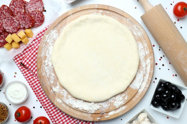 Conceito de cozinhar pizza em fundo branco