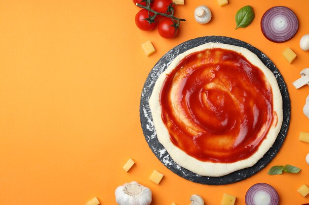 Conceito de cozinhar pizza em fundo laranja