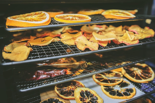 Conceito de cozinhar saudável em casa secando a fruta no forno durante o inverno e a temporada de férias reduz os tons