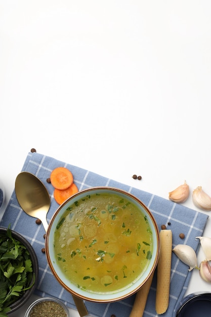 Conceito de cozinhar sopa de galinha ou caldo em fundo branco