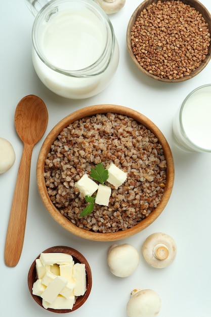 Foto conceito de cozinhar trigo sarraceno em branco