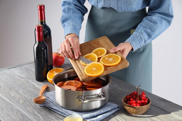 Conceito de cozinhar vinho quente na mesa cinza