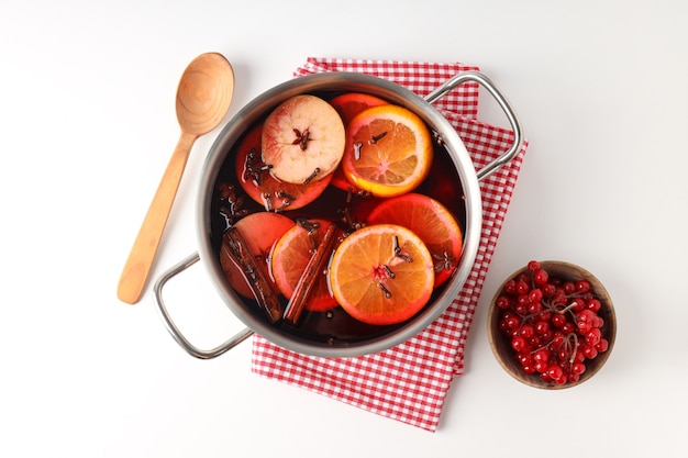 Conceito de cozinhar vinho quente no fundo branco