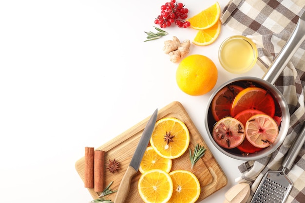 Conceito de cozinhar vinho quente no fundo branco