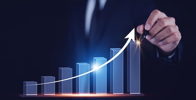 Conceito de crescimento de negócios Empresário apontando gráfico de seta e gráfico plano de crescimento corporativo ou desenvolvimento de negócios para o sucesso e o conceito de crescimento crescente