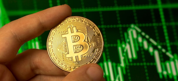 Conceito de crescimento financeiro de Bitcoin, plano de fundo de banco de dinheiro virtual, foto de close-up de moeda na mão