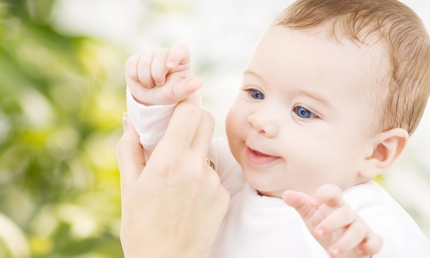 conceito de criança, felicidade e pessoas - bebê adorável