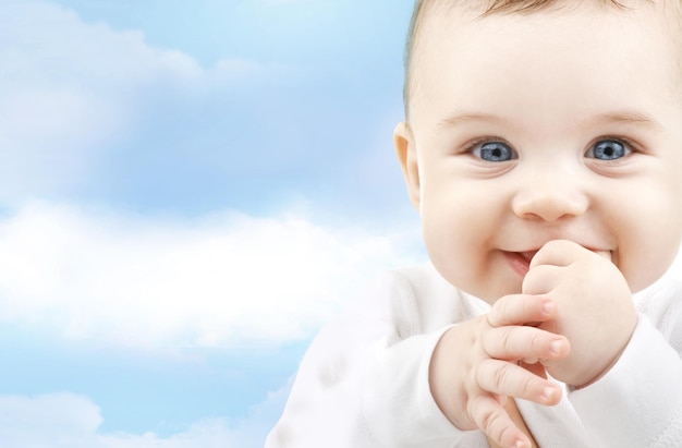 conceito de criança, felicidade e pessoas - bebê adorável