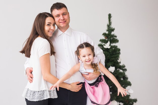 Conceito de crianças, festivo e feriados - retrato de família de Natal na sala de estar de férias em casa.