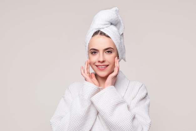 Conceito de cuidado da pele feminino - produtos para a pele do rosto