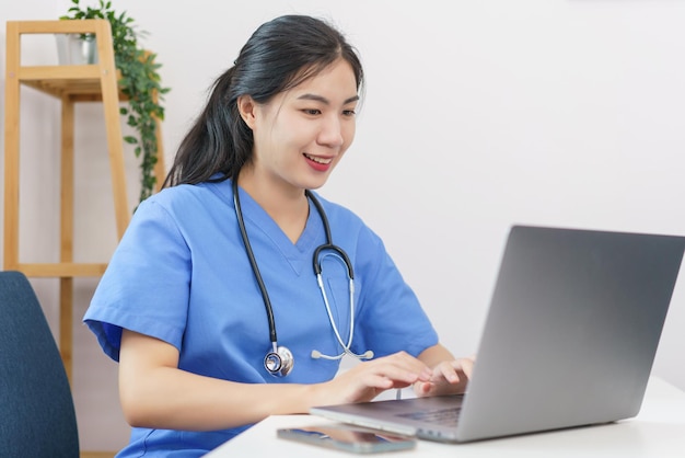 Conceito de cuidados com animais de estimação Veterinário feminino pesquisando dados no laptop para escrever prescrição para animais de estimação