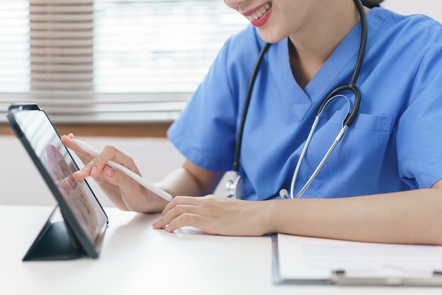 Conceito de cuidados com animais de estimação Veterinário feminino usando tablet para relaxamento após examinar o animal de estimação de saúde