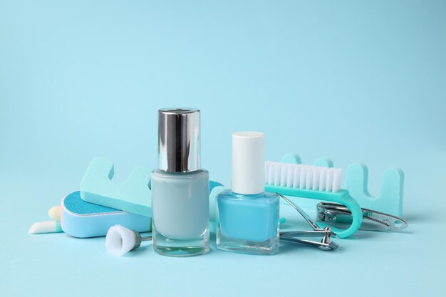 Conceito de cuidados com as unhas com acessórios de manicure em fundo azul