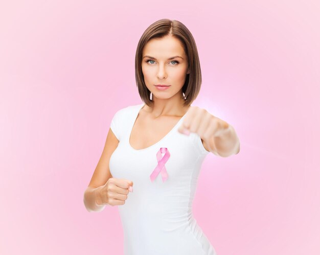 Foto conceito de cuidados de saúde e medicina - mulher com camiseta em branco e fita rosa de conscientização do câncer de mama