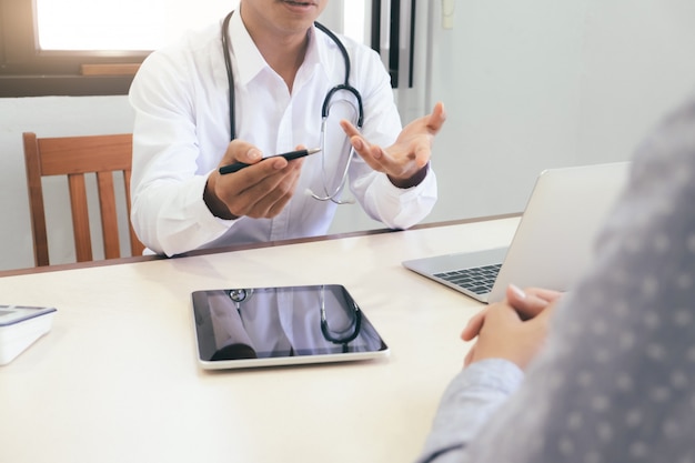 Conceito de cuidados de saúde, hospital e médico.