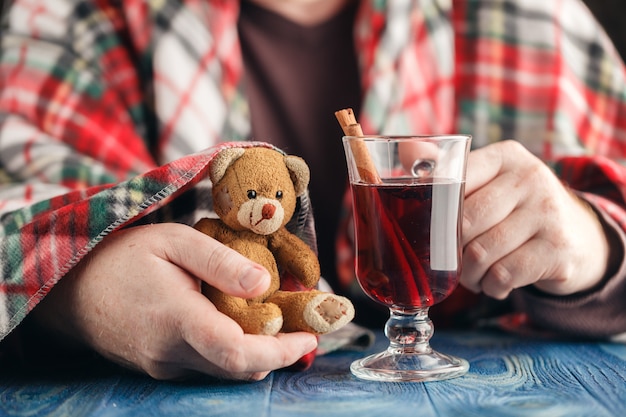 Conceito de cuidados em casa doce, macho espera urso de brinquedo de criança