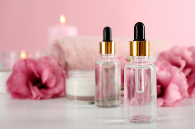 Conceito de cuidados para as mãos com cosméticos na mesa branca